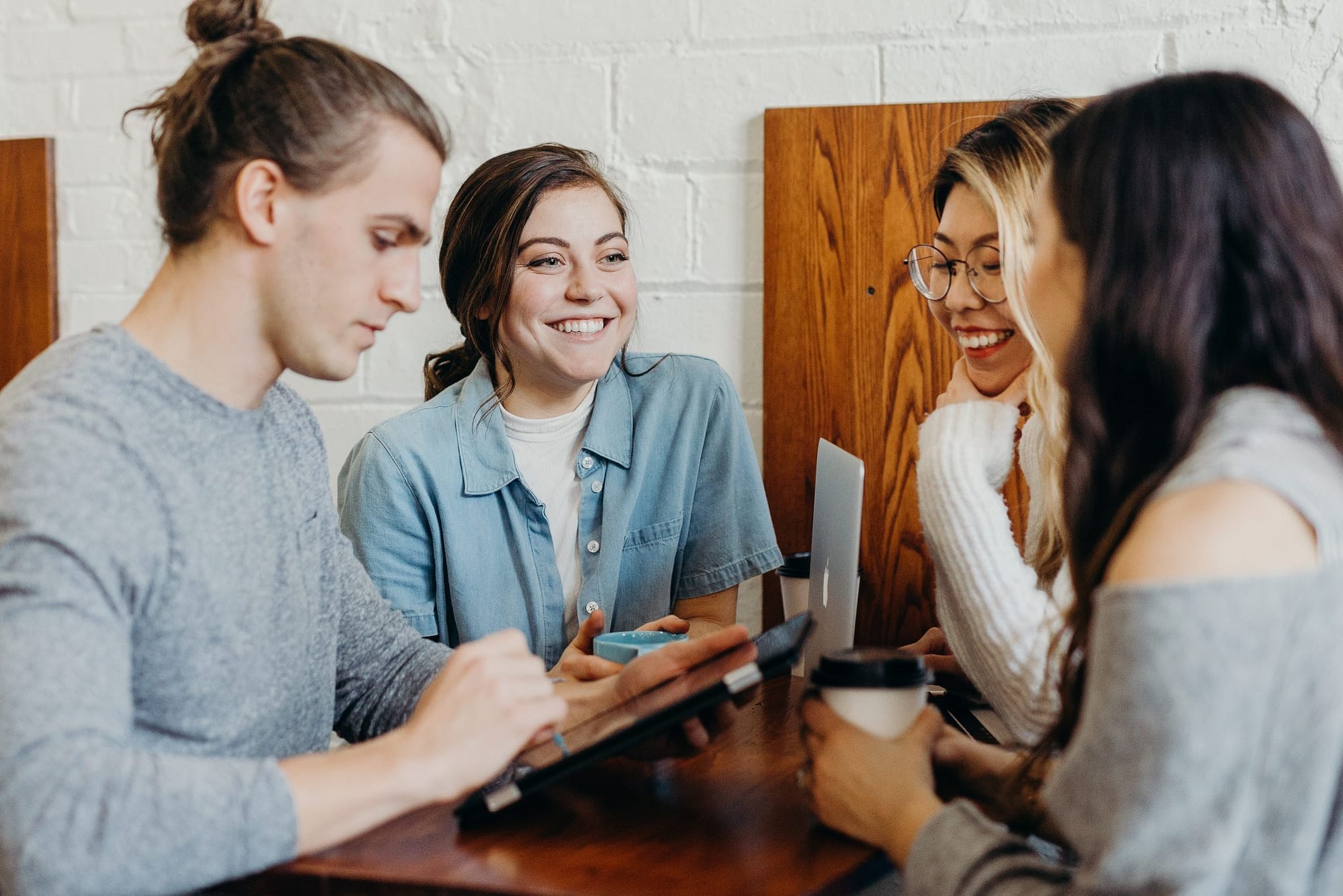 Collaborateurs et collaboratrices heureux de travailler ensemble