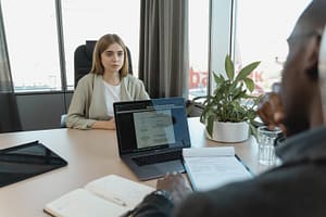 Jeune femme passant un entretien de recrutement